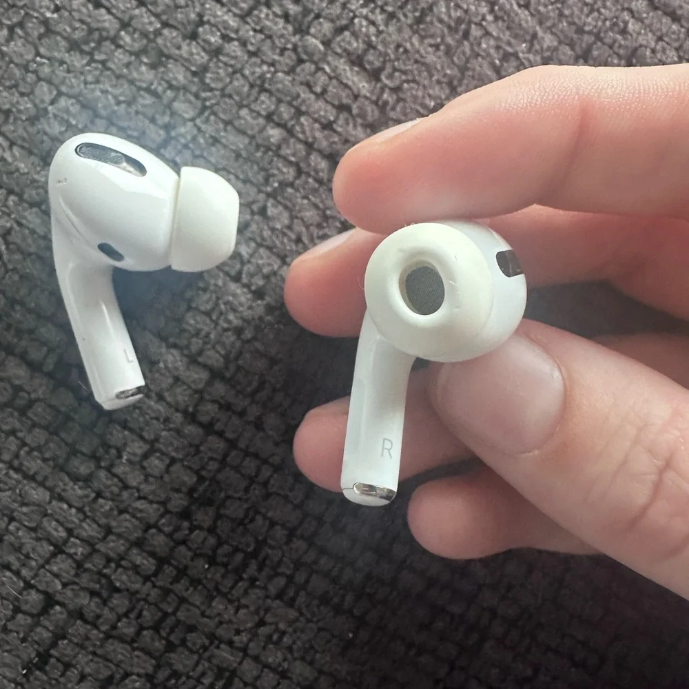 Apple Wireless Earbuds in White Case